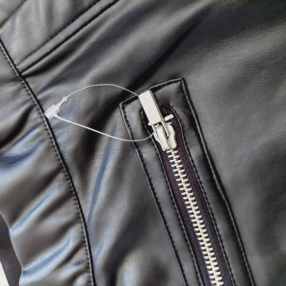 Blank NYC Black Vegan Leather Classic Look Skinny Zip Pockets Moto Pants P1085 - Picture 4 of 8